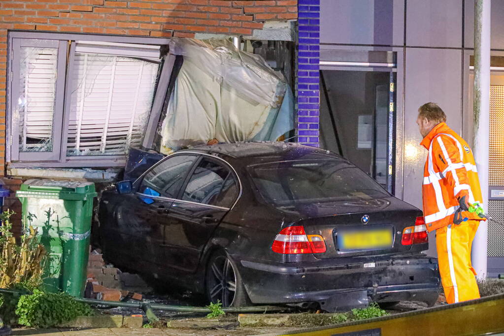 Automobilist rijdt woning binnen