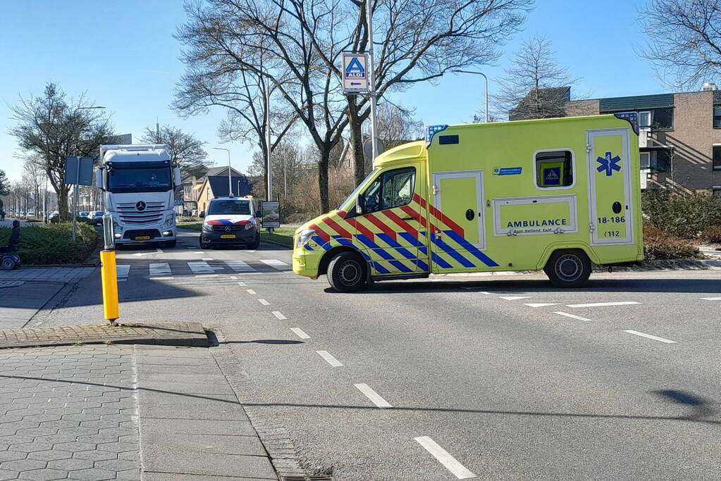 Bestuurder scootmobiel gewond bij botsing met auto