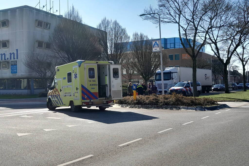 Bestuurder scootmobiel gewond bij botsing met auto