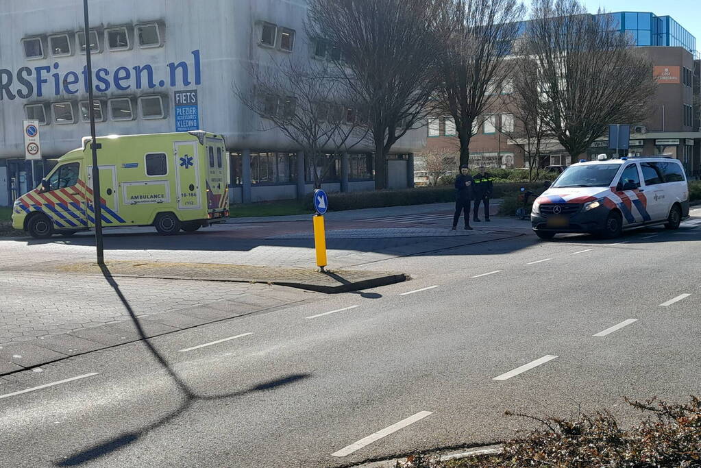 Bestuurder scootmobiel gewond bij botsing met auto