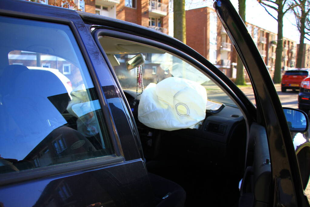 Airbags ploffen bij botsing