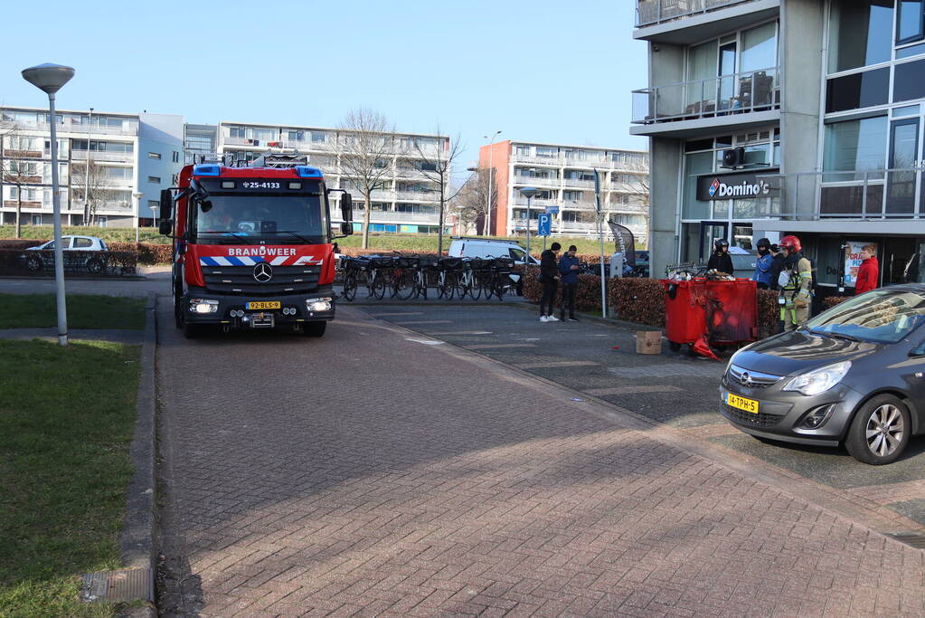 Container bij Domino's pizza vliegt in brand
