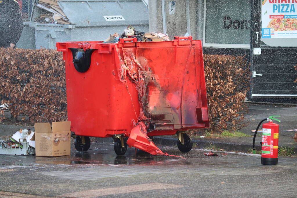 Container bij Domino's pizza vliegt in brand