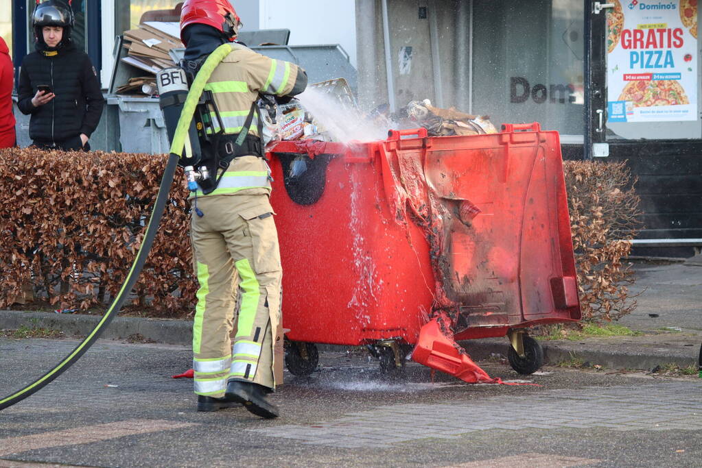 Container bij Domino's pizza vliegt in brand