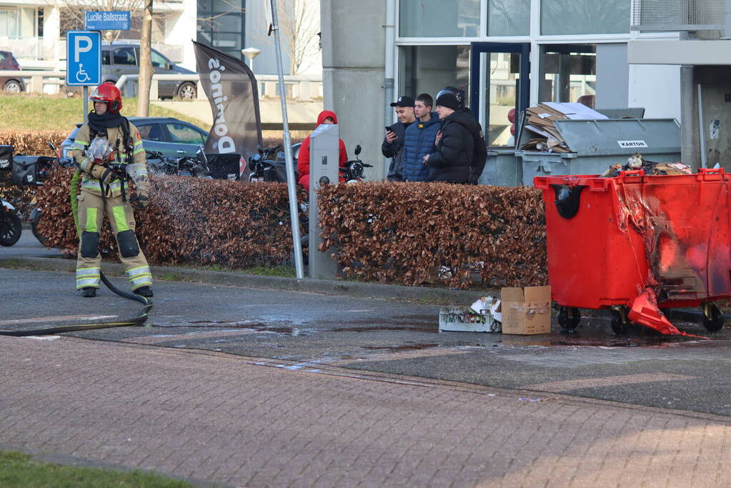 Container bij Domino's pizza vliegt in brand