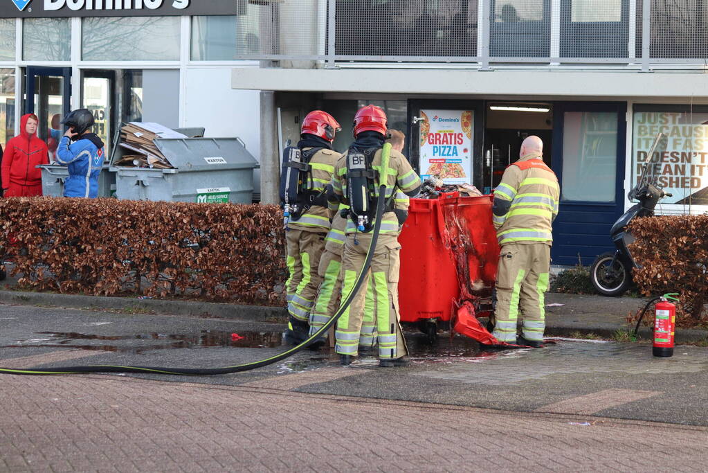 Container bij Domino's pizza vliegt in brand