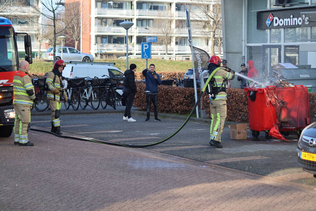 Container bij Domino's pizza vliegt in brand