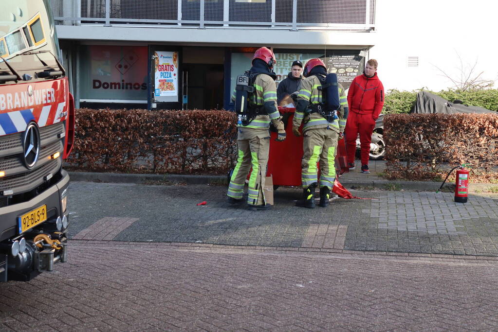 Container bij Domino's pizza vliegt in brand