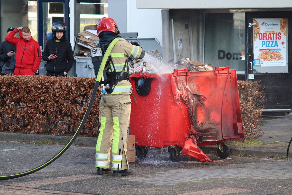 Container bij Domino's pizza vliegt in brand