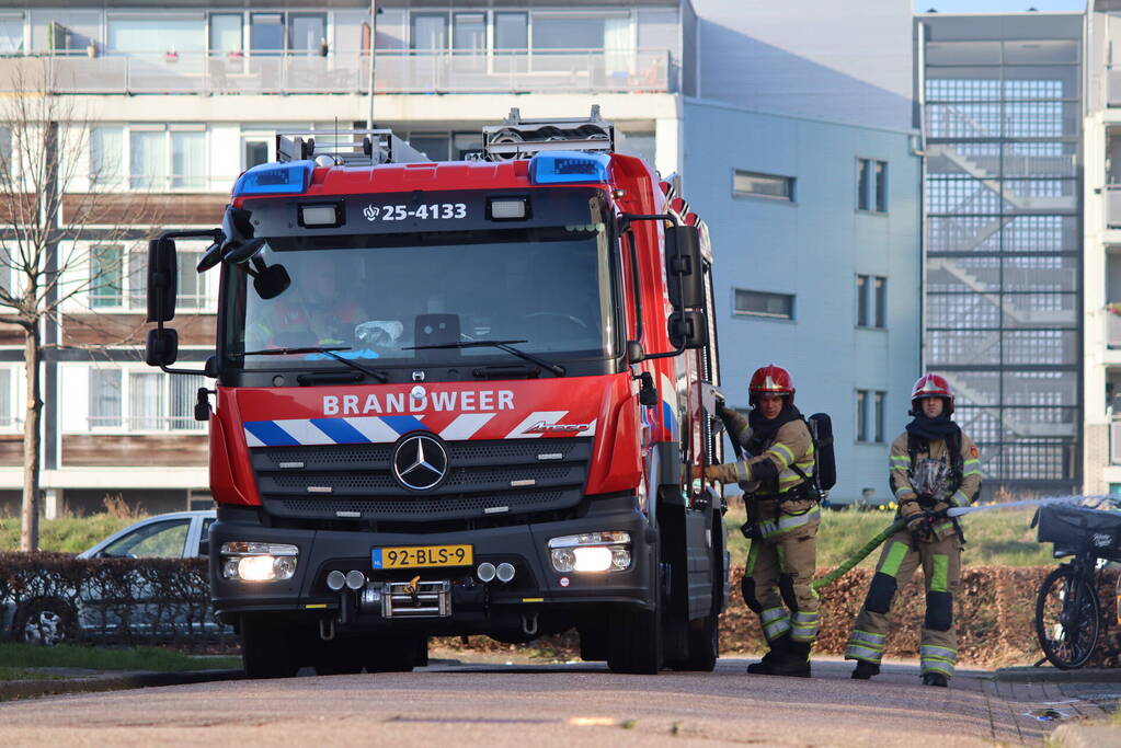 Container bij Domino's pizza vliegt in brand