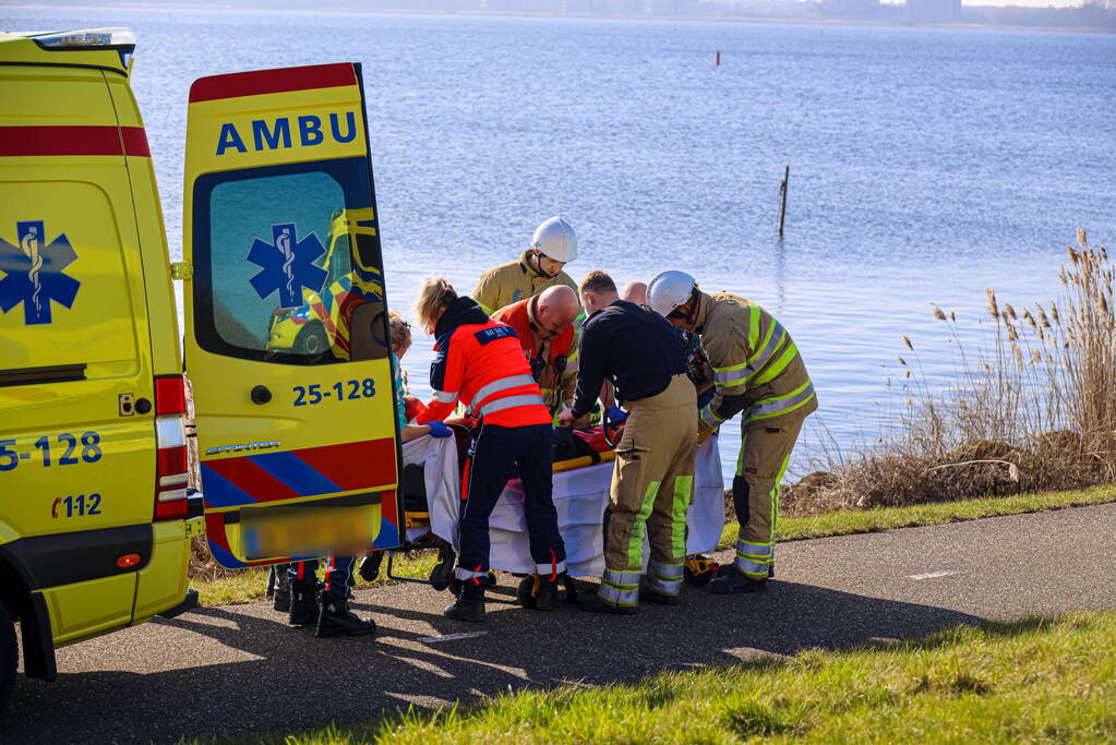 Persoon gewond bij aanvaring tussen vissersboot en binnenvaartschip