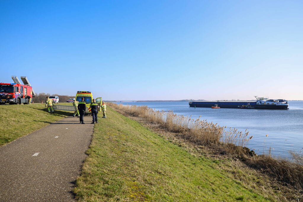 Persoon gewond bij aanvaring tussen vissersboot en binnenvaartschip