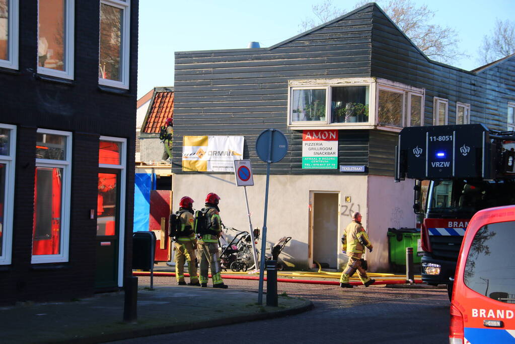 Straat afgezet na brand op dak