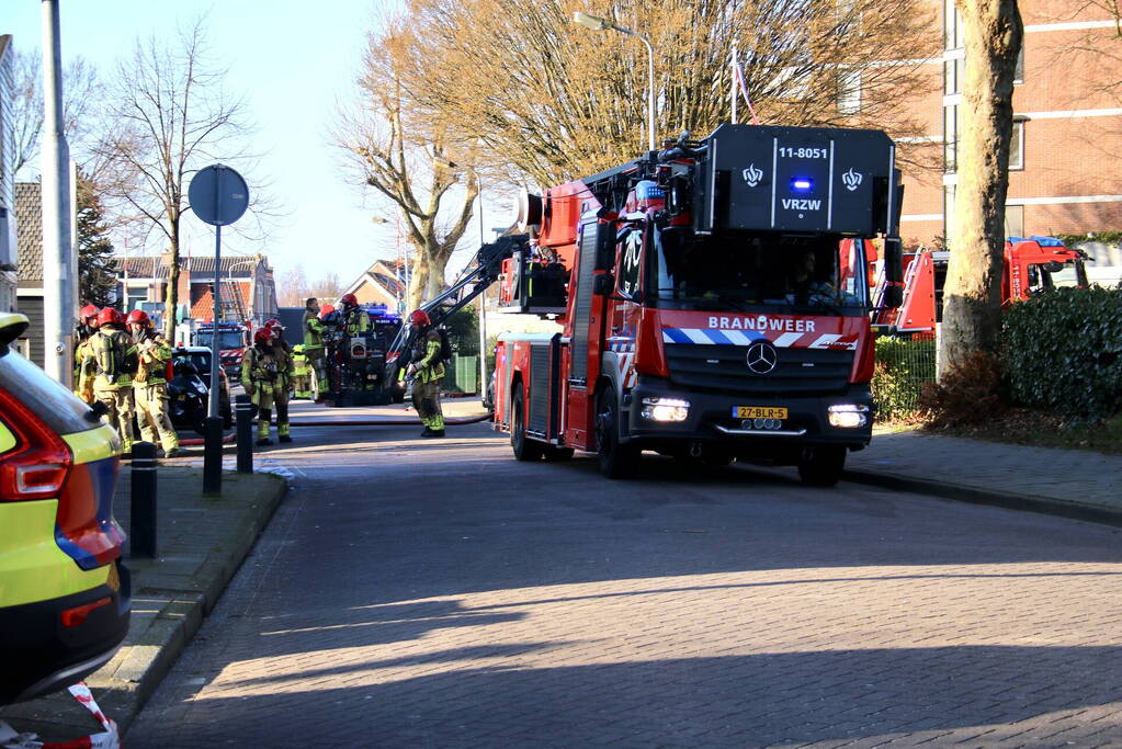 Straat afgezet na brand op dak
