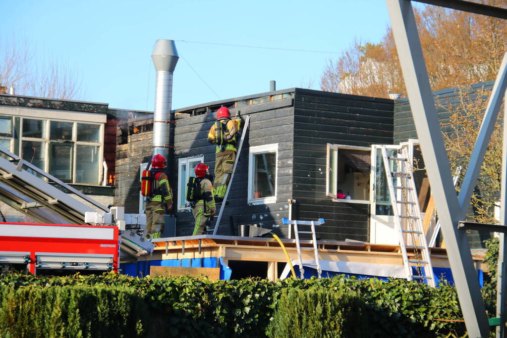 Straat afgezet na brand op dak