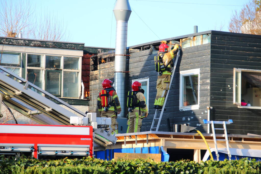 Straat afgezet na brand op dak