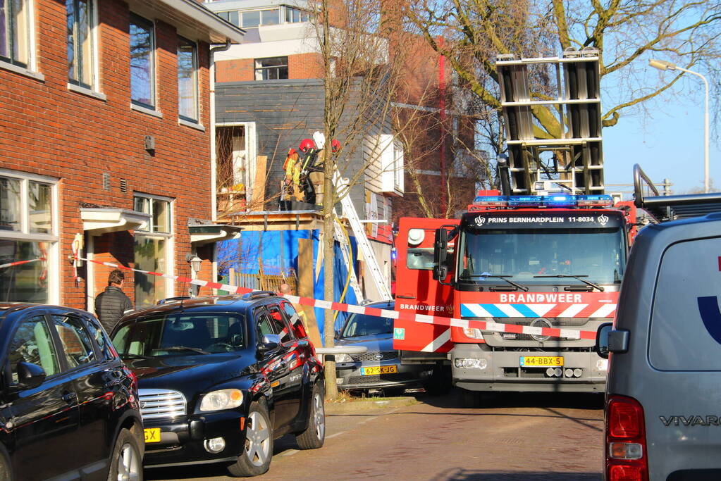 Straat afgezet na brand op dak