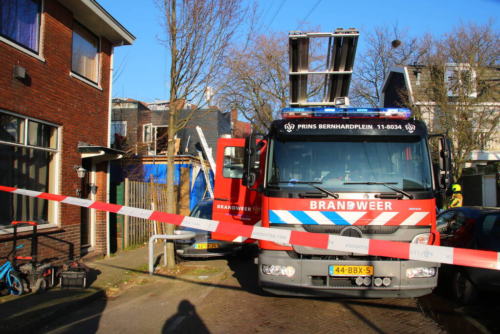 Straat afgezet na brand op dak