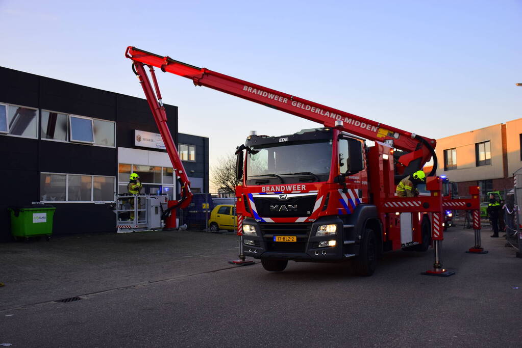 Hevige brand in woning boven bedrijfspand