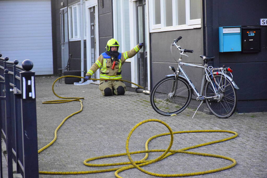 Hevige brand in woning boven bedrijfspand