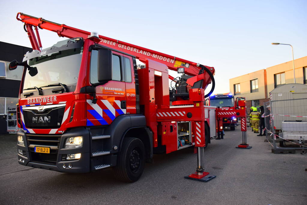 Hevige brand in woning boven bedrijfspand