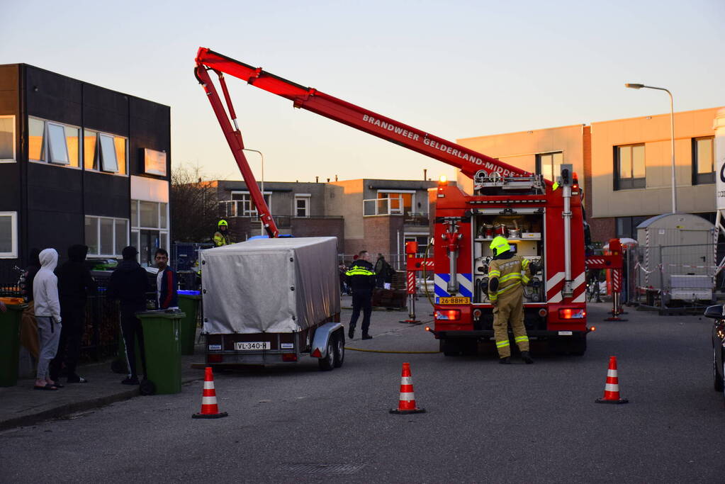 Hevige brand in woning boven bedrijfspand