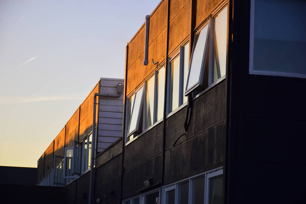 Hevige brand in woning boven bedrijfspand