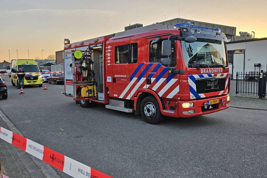 Hevige brand in woning boven bedrijfspand