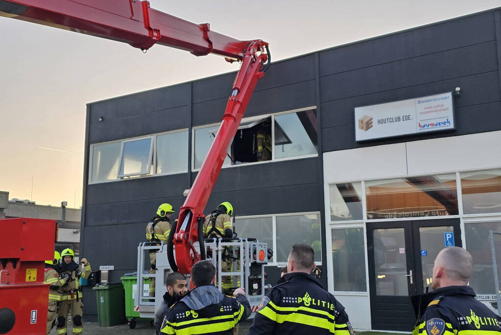 Hevige brand in woning boven bedrijfspand