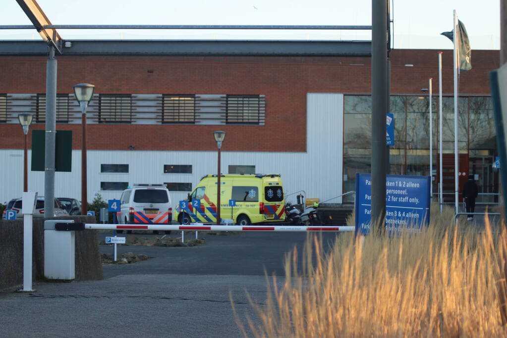 Gewonde en aanhoudingen na steekincident bij AZC