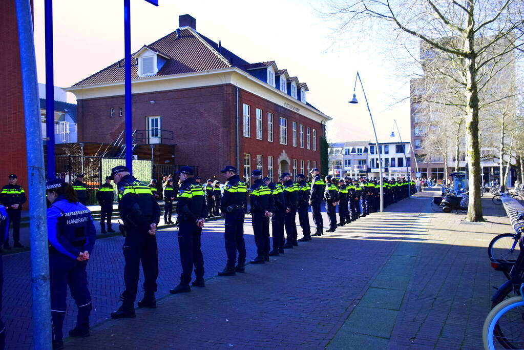 Politieagenten vormen indrukwekkende erehaag voor doodzieke collega