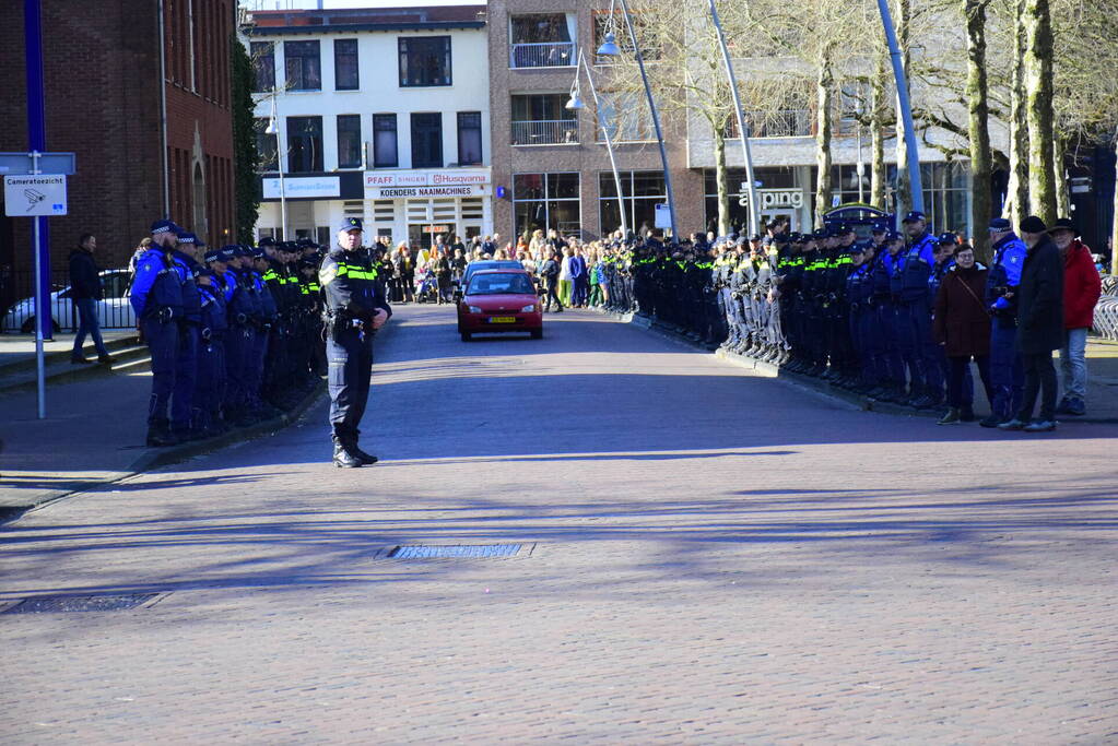 Politieagenten vormen indrukwekkende erehaag voor doodzieke collega
