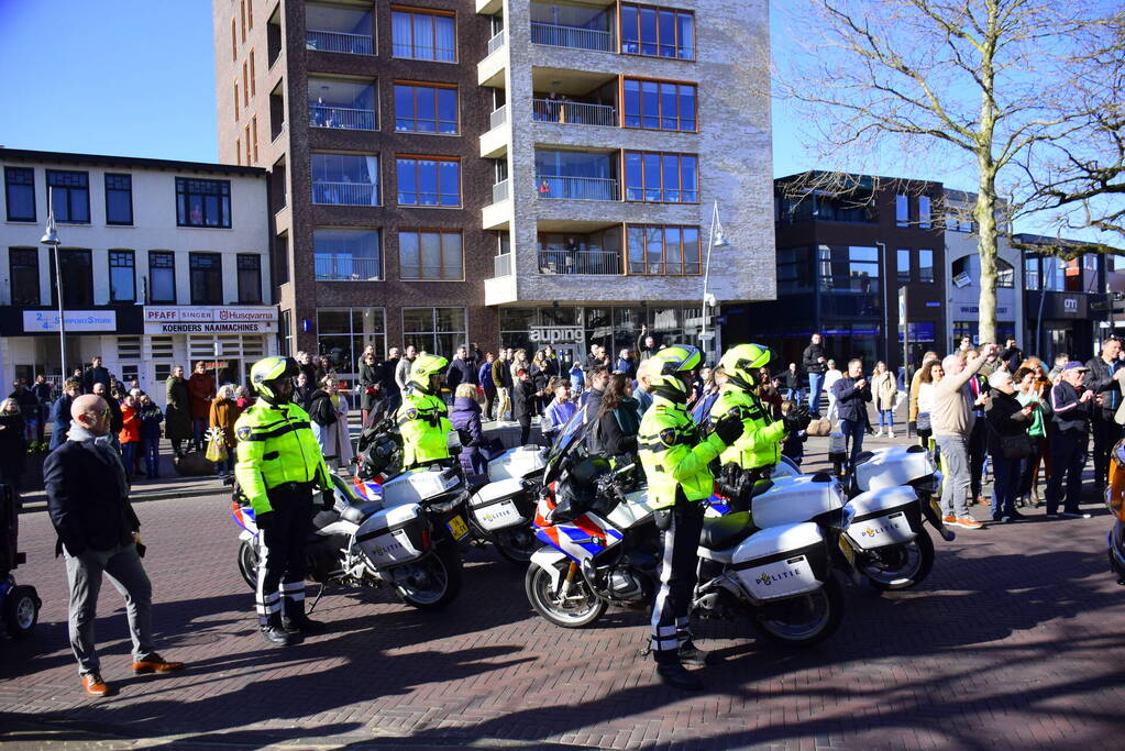 Politieagenten vormen indrukwekkende erehaag voor doodzieke collega