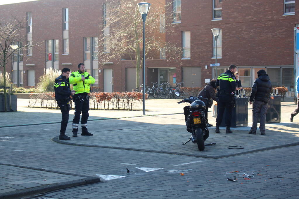 Flinke schade bij botsing tussen auto en scooter