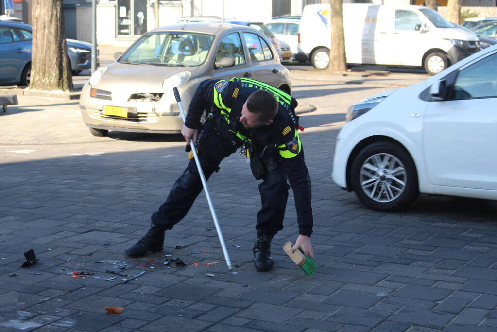 Flinke schade bij botsing tussen auto en scooter