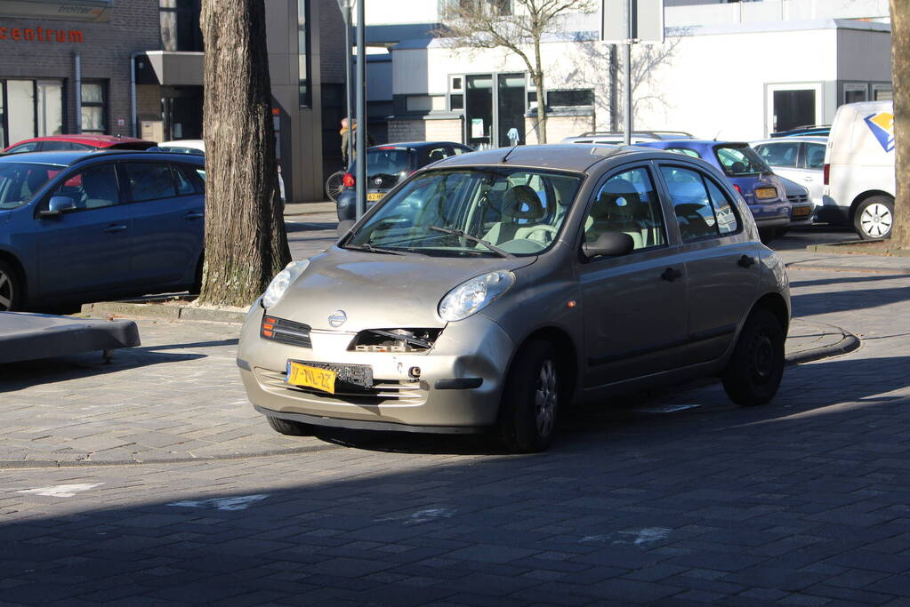 Flinke schade bij botsing tussen auto en scooter
