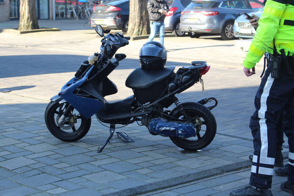 Flinke schade bij botsing tussen auto en scooter