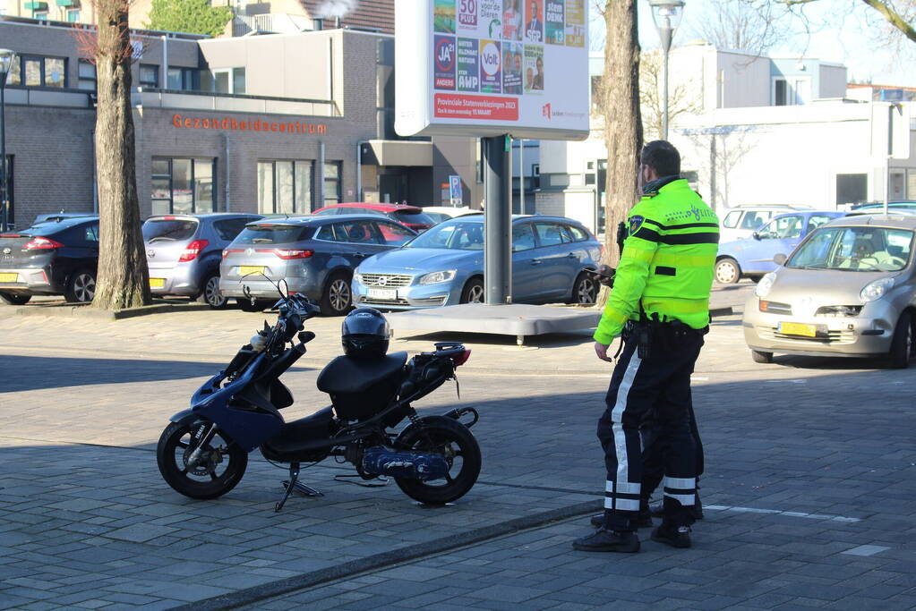 Flinke schade bij botsing tussen auto en scooter