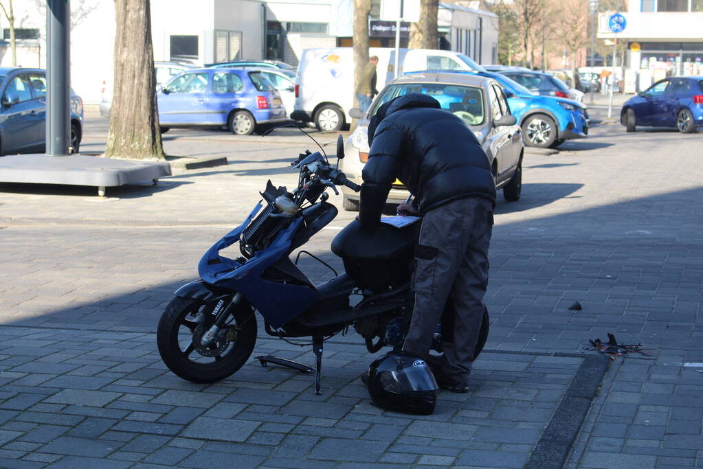 Flinke schade bij botsing tussen auto en scooter