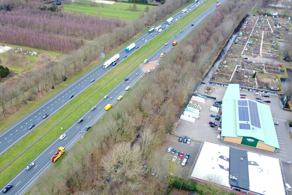 Vrachtwagen kantelt op snelweg