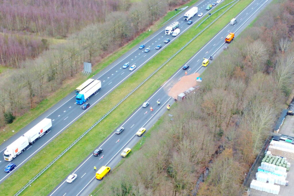 Vrachtwagen kantelt op snelweg