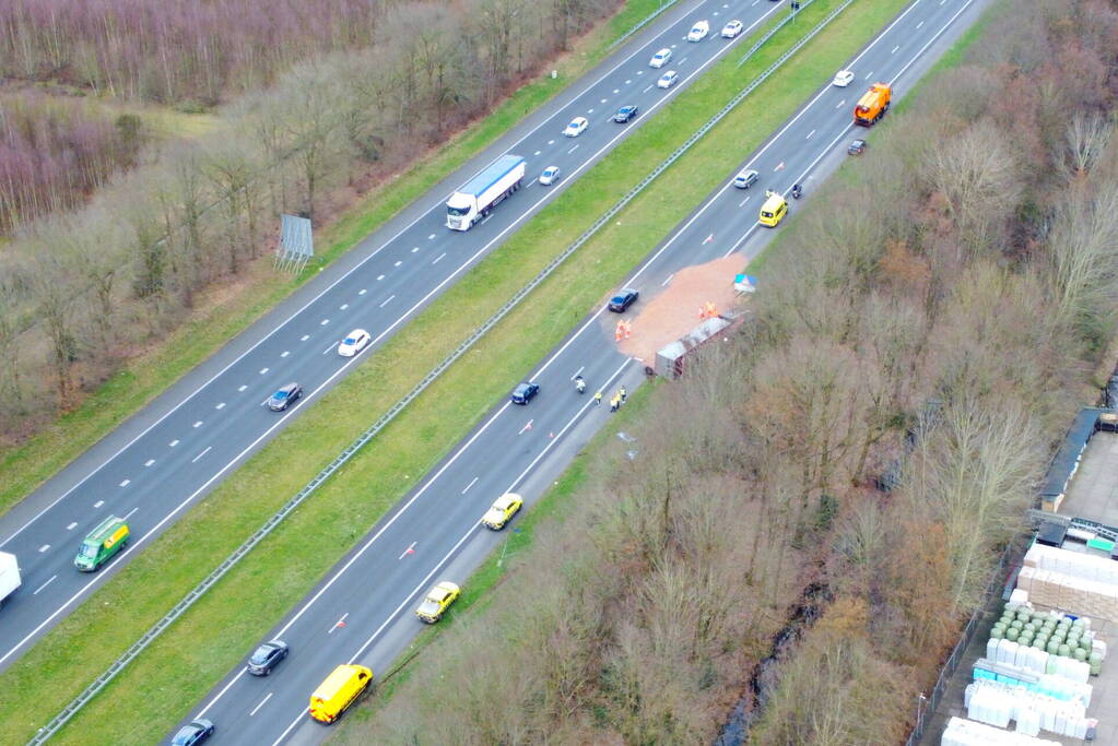 Vrachtwagen kantelt op snelweg