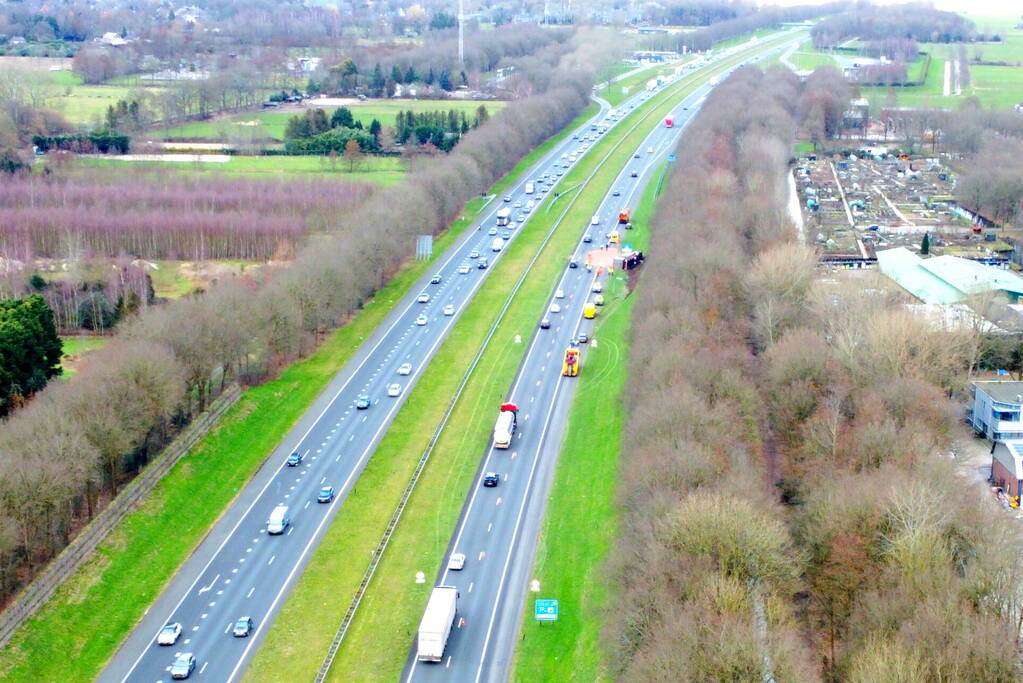 Vrachtwagen kantelt op snelweg