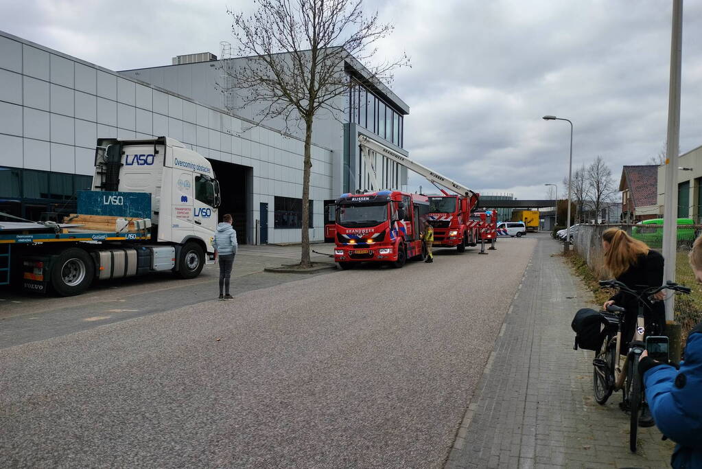 Brand op dak van bedrijfspand