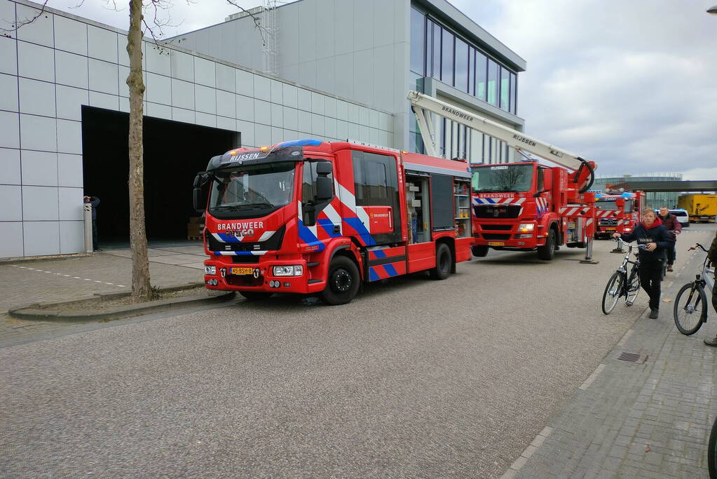 Brand op dak van bedrijfspand