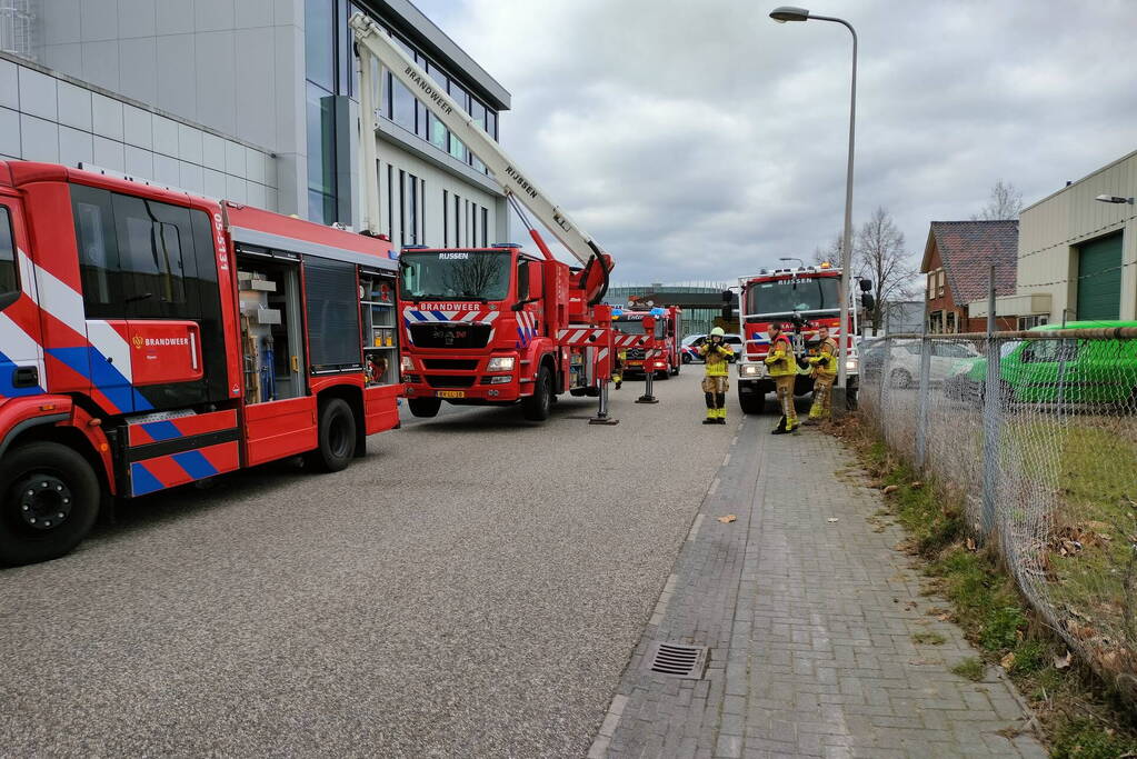 Brand op dak van bedrijfspand