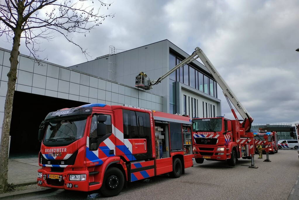 Brand op dak van bedrijfspand
