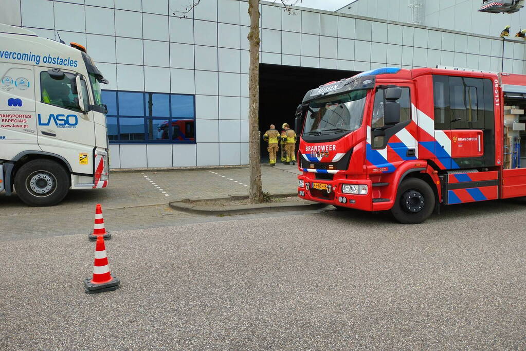 Brand op dak van bedrijfspand