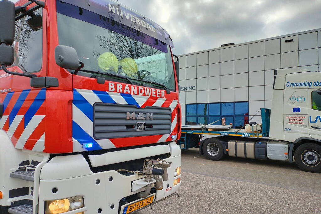 Brand op dak van bedrijfspand