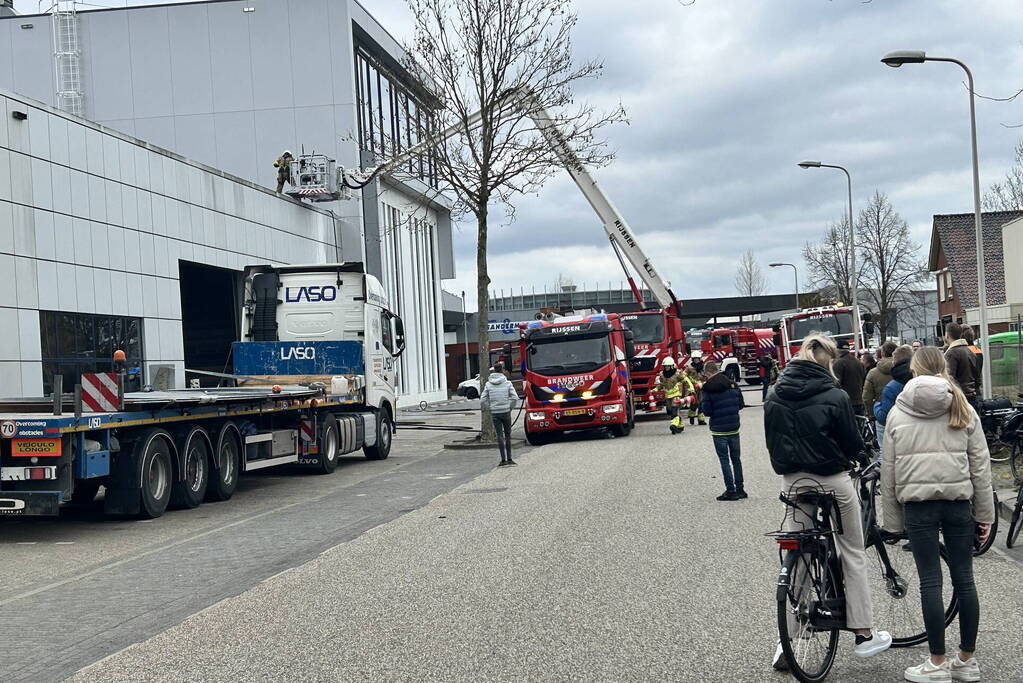 Brand op dak van bedrijfspand